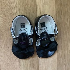 black patten leather crib shoe, size 6-12 months
